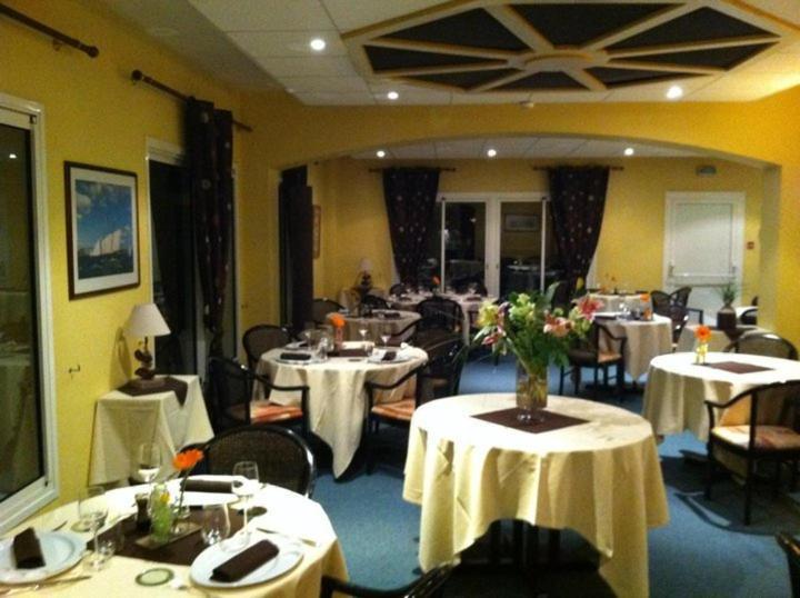 Logis Hotel De France Restaurant Le Lucullus Монморийо Екстериор снимка
