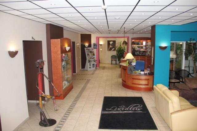 Logis Hotel De France Restaurant Le Lucullus Монморийо Екстериор снимка